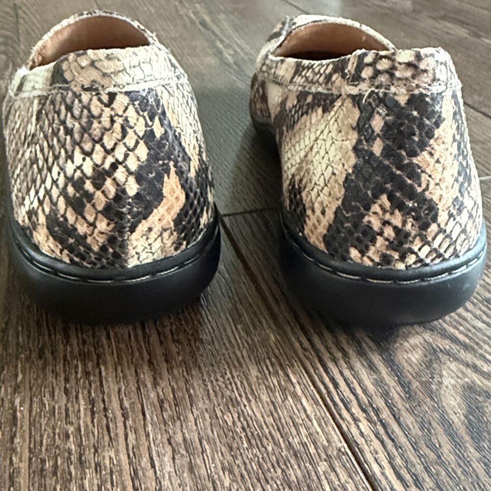 Clarks Women’s Snakeskin Embossed Slip-On Loafers NWOT 7 - Picture 5 of 8